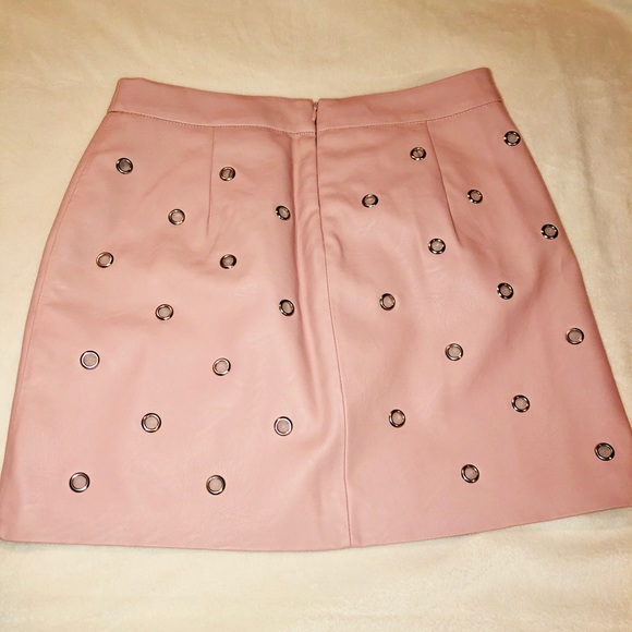 ⭐️TOPSHOP Light Pink Leather Skirt (Mini)⭐️ - Picture 2 of 4